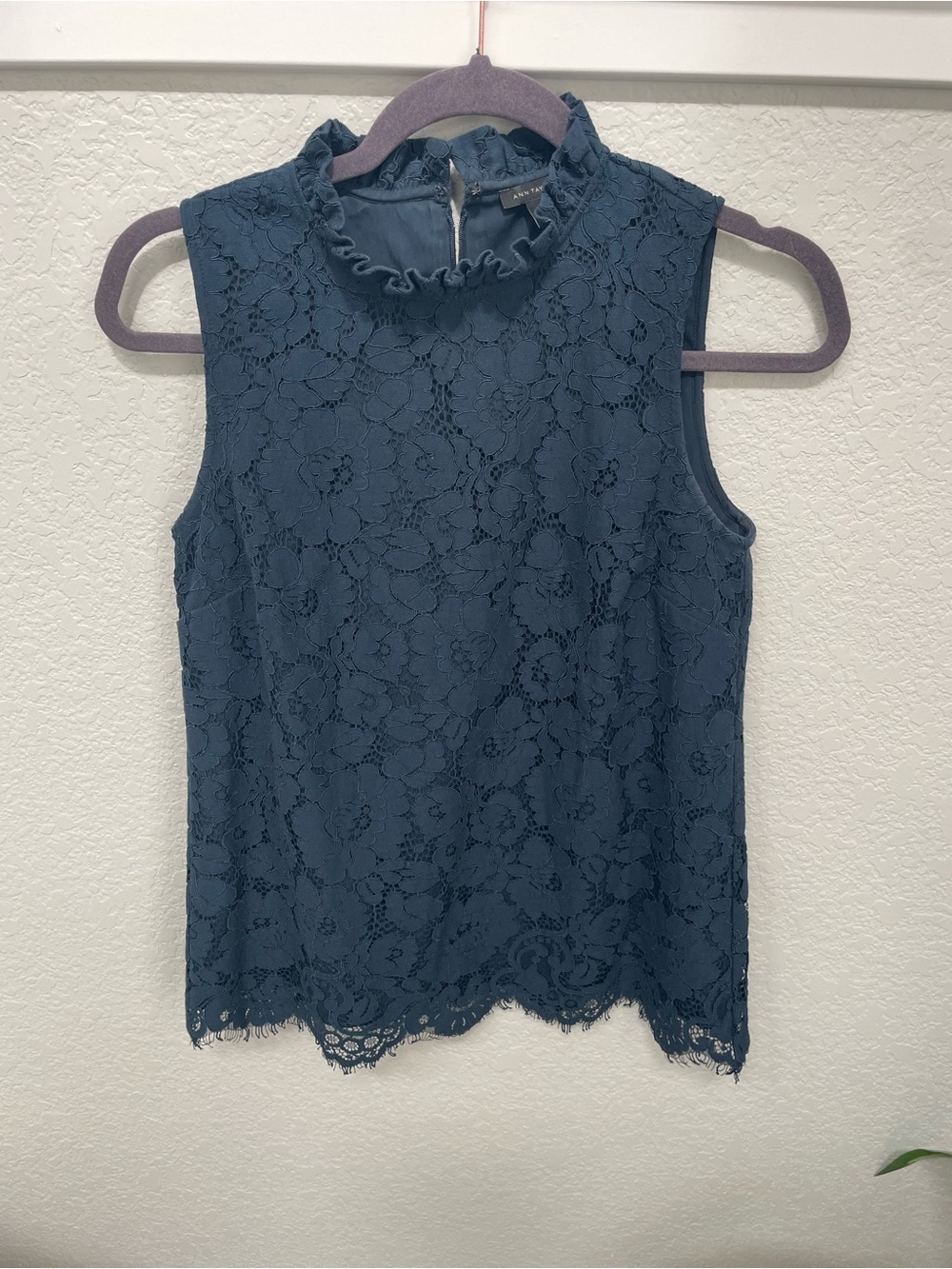 Ann Taylor Sleeveless Navy Lace Mock Neck Top XS